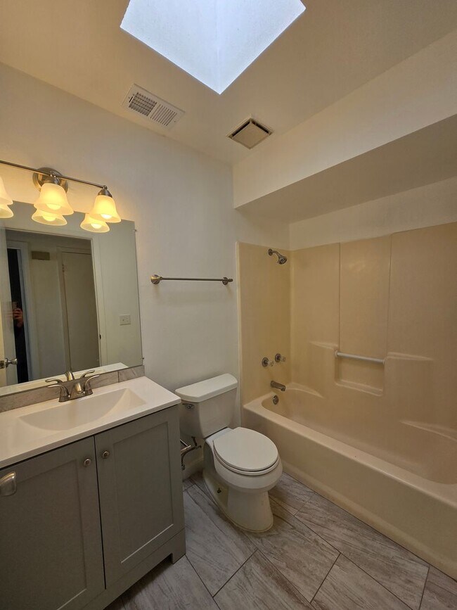 Foto del edificio - Move in ready!