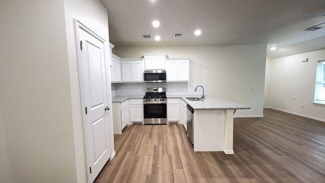 Building Photo - 3 Bedroom 2 Bath 2 Car Garage Duplex in Gr...