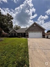 Building Photo - 15 Thackery Ln