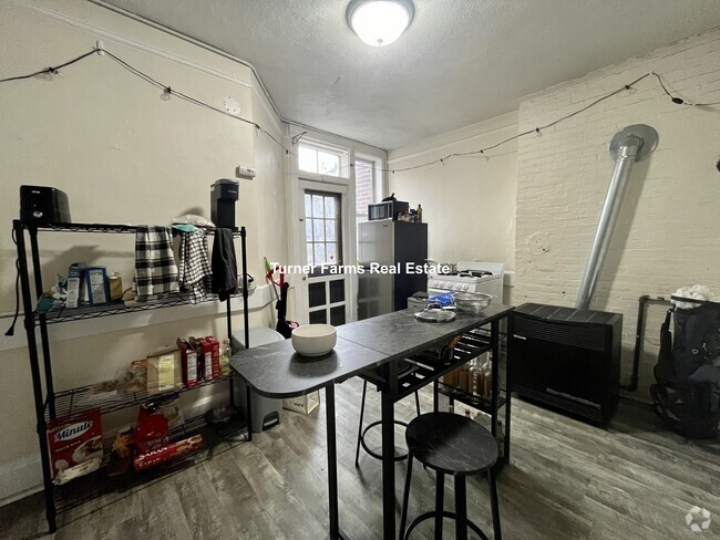 Building Photo - 168 Endicott St