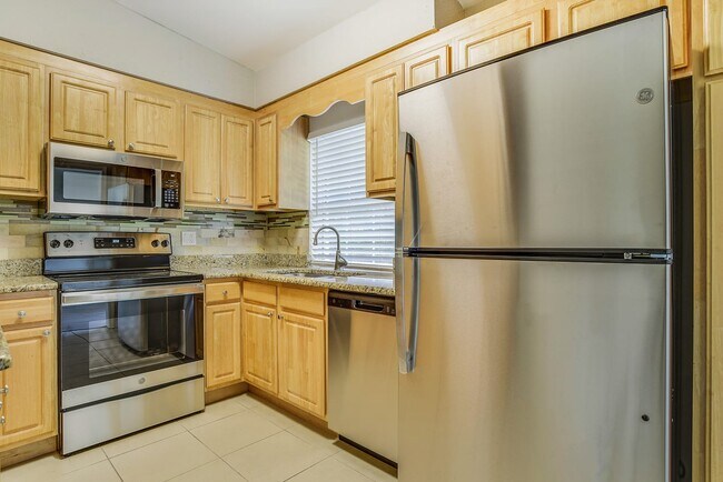 Foto del edificio - 3621 Sutton Dr