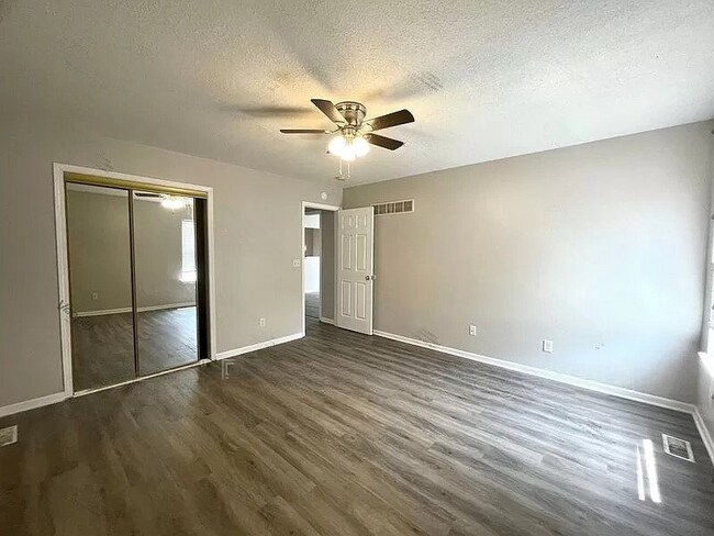 Building Photo - 607 SW Pinebrook Village Ct