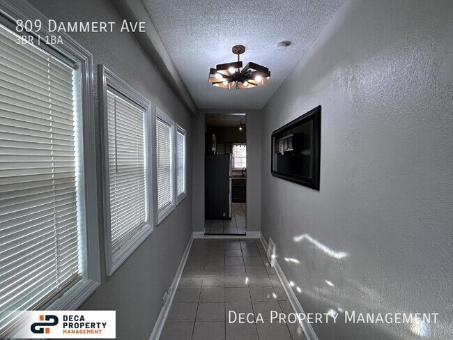 Foto del edificio - 809 Dammert Ave