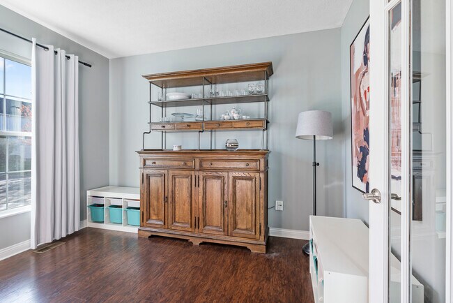 Espacio flexible en la planta baja - 6125 Ashtead Dr