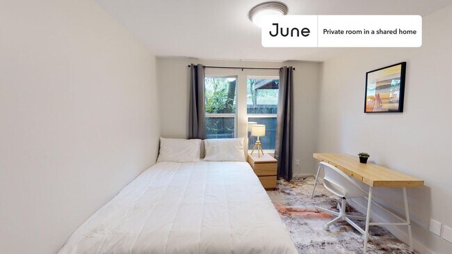 Building Photo - Private bedroom in 3 bed/2 bath Home