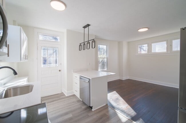 Building Photo - Newly Renovated 2 Bedroom Home in the Sout...