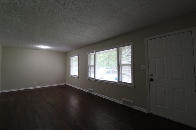 Building Photo - 3 Bedroom 1 Bath House In Mission Kansas