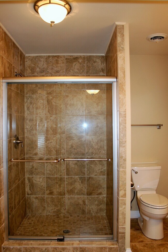 Building Photo - ROCKY HILL AREA - UPDATED 3 BEDROOM, 2.5 B...