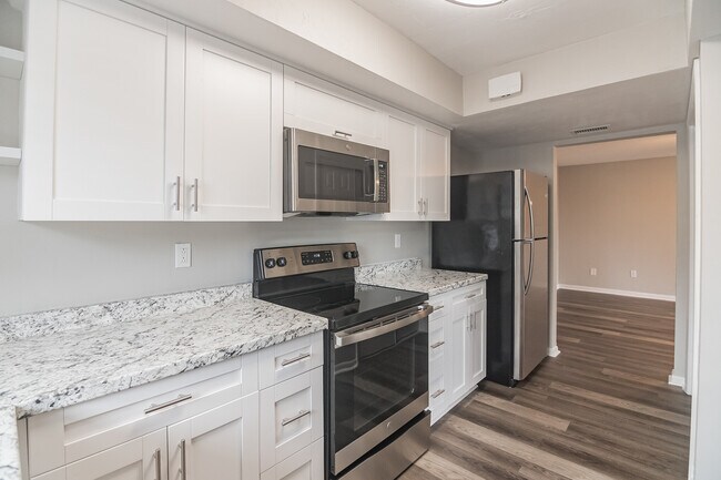 Building Photo - 3353 Sherwood Dr