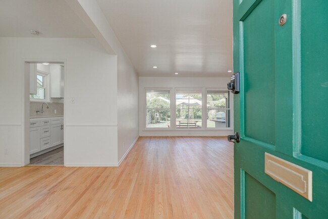 Foto del edificio - 14733 McCormick St
