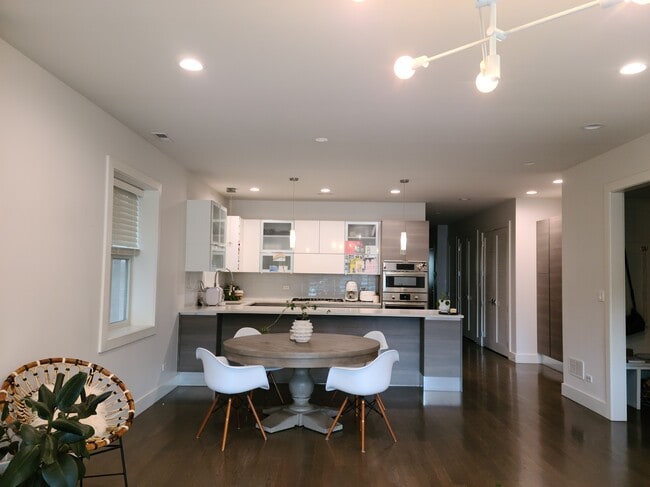 Living Area - 1146 W Hubbard St