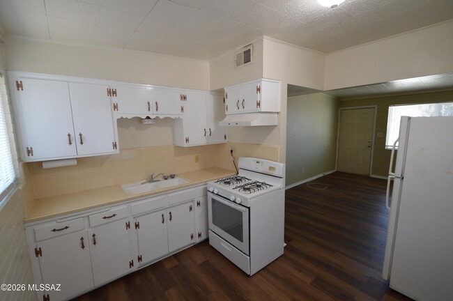 Building Photo - 2412 N Bryant Ave