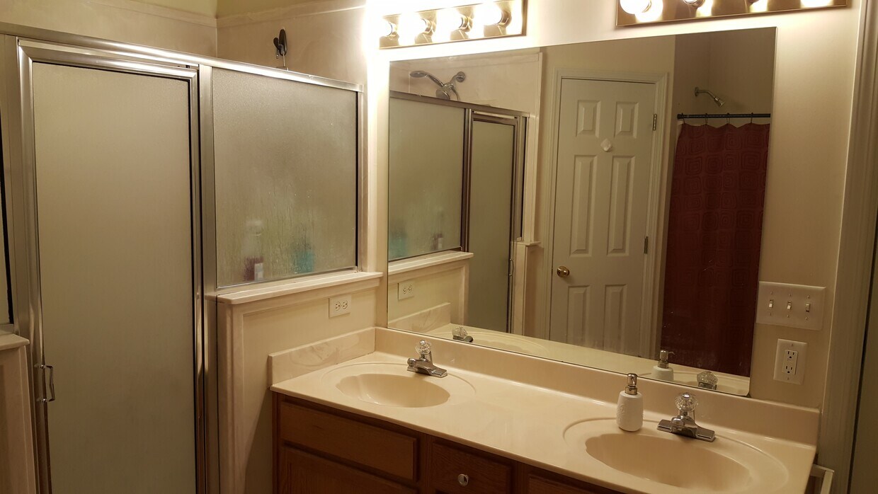 Master bathroom - 1162 Island Pl E