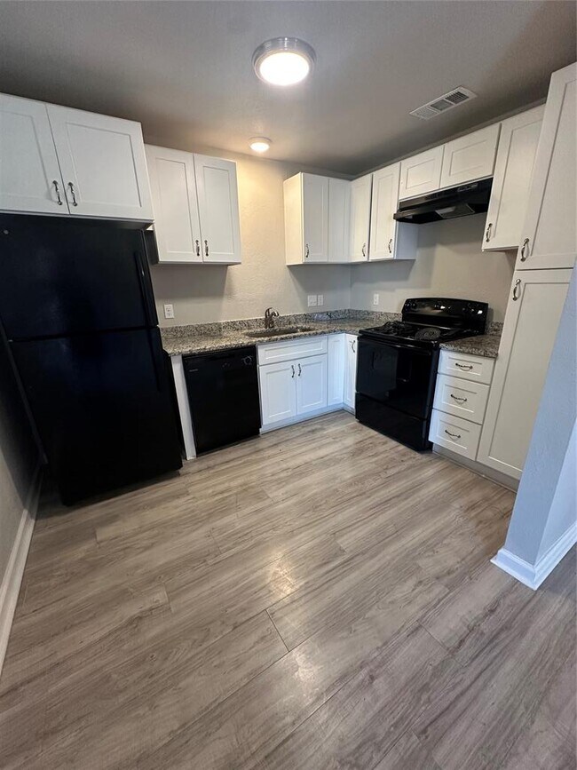 Building Photo - 901 Parmer Ave