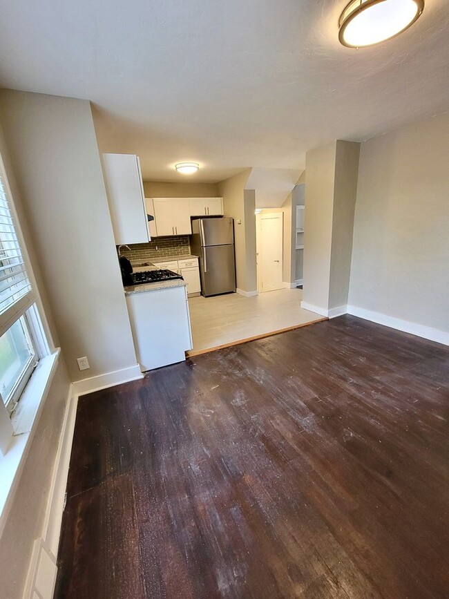 Foto del edificio - Spacious 3 Bedroom home in Brookline!