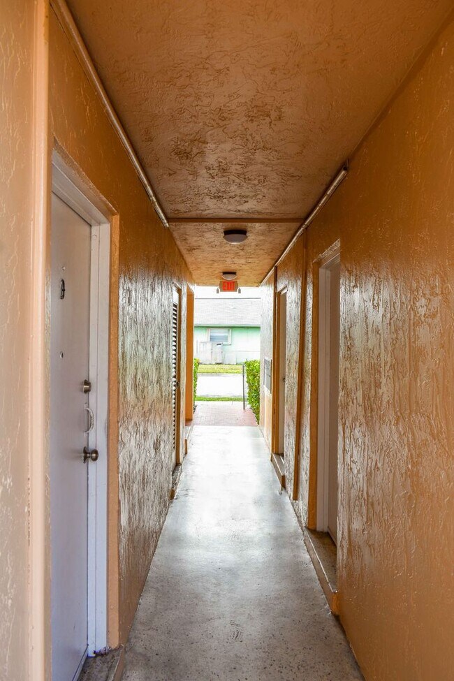Foto del edificio - AVAILABLE NOW: For Rent - 2/1 Apartment fo...