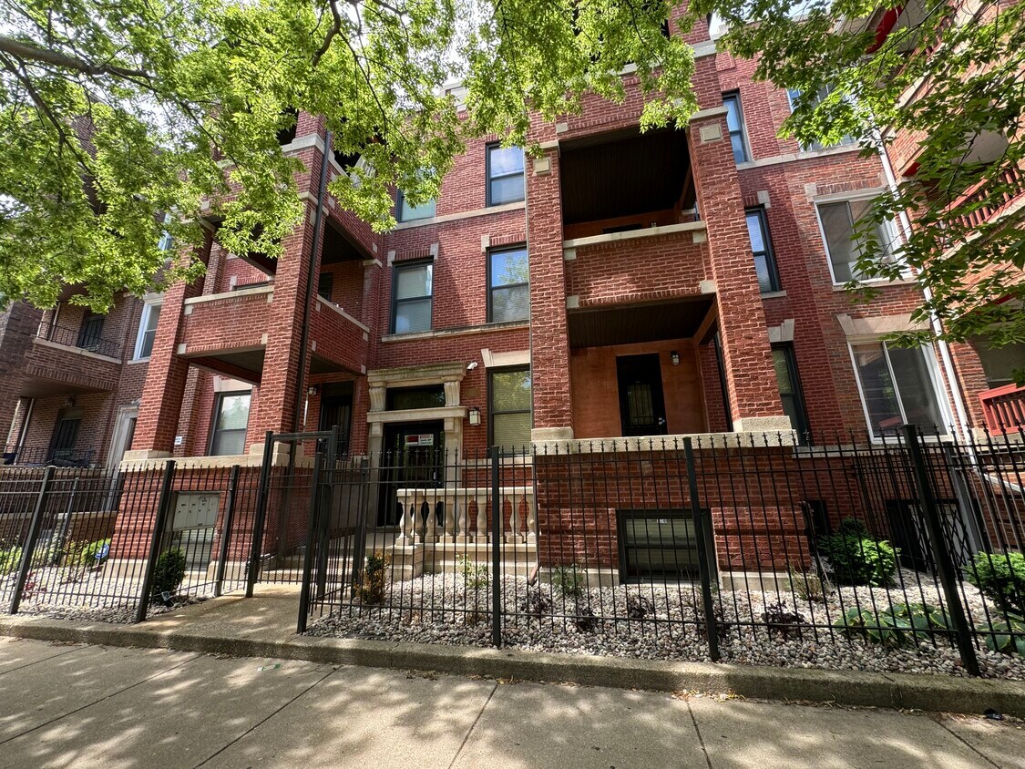 Primary Photo - 5728 S Michigan Ave