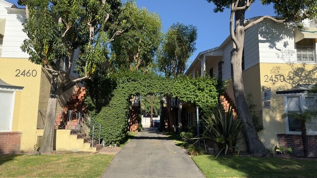 SPACIOUS 1 BEDROOM 1 BATH UPSTAIRS LOCATED NORTH OF DOWNTOWN LONG BEACH - SPACIOUS 1 BEDROOM 1 BATH UPSTAIRS LOCATED NORTH OF DOWNTOWN LONG BEACH Apartment