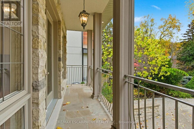 Photo du bâtiment - 1366 Wilson Ave