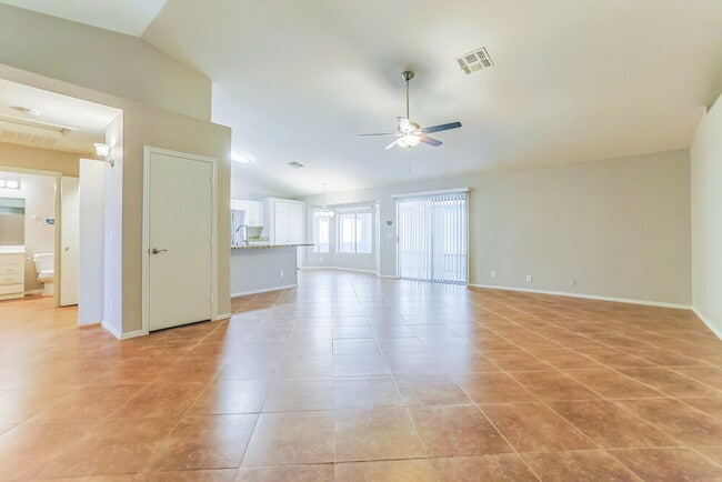 Foto del edificio - 2047 E Brooks St