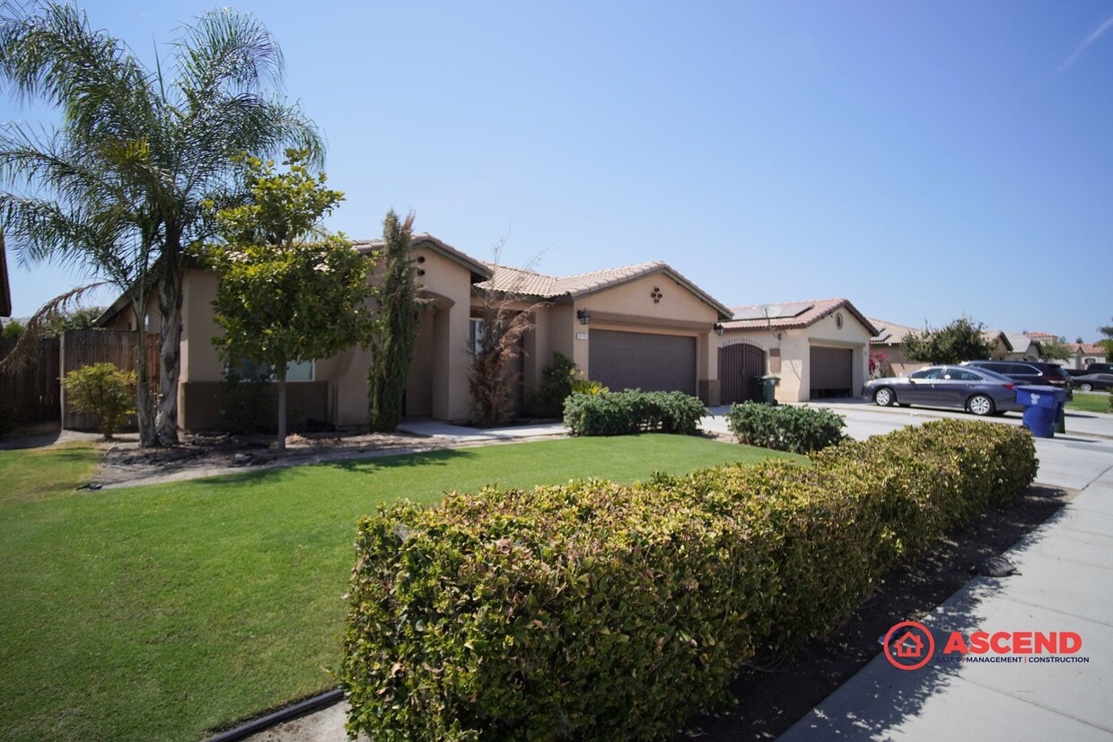 Foto principal - Beautiful 4 Bedroom SW Home Close to Freeway!