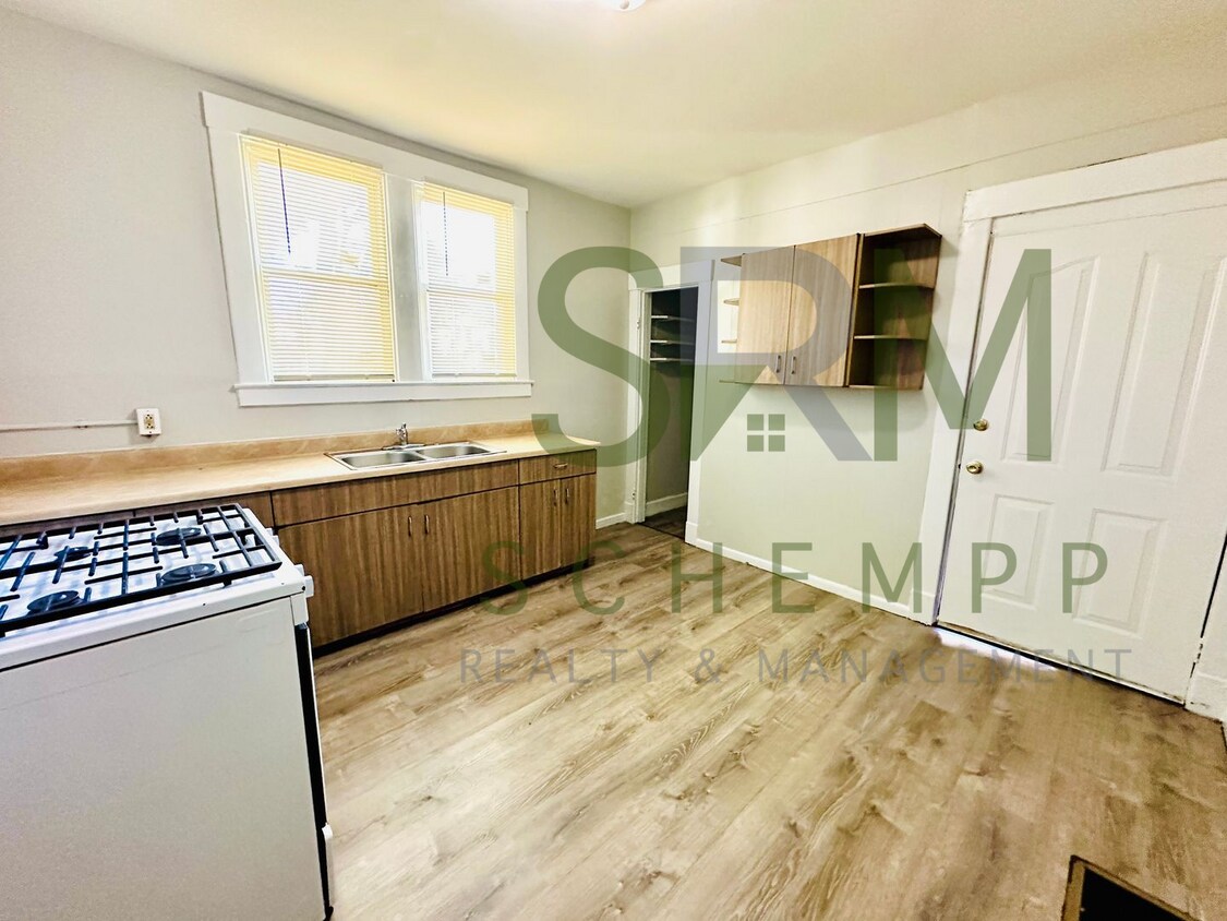 Updated Three Bedroom close to Churchill Downs-Section 8 accepted - Updated Three Bedroom close to Churchill D...