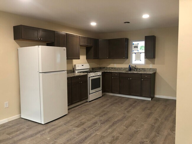 Foto del edificio - Recently Renovated 3 Bedroom Home! Very Spacious Living Area!! Master Bedroom with 1/2 Bath! Lots...