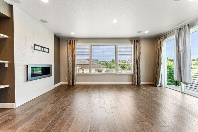 Building Photo - Modern End Unit in the Meadows!