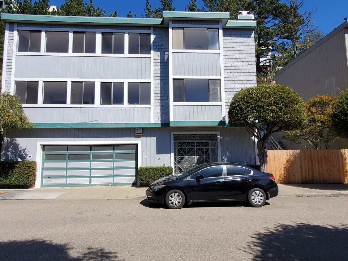 Primary Photo - 35 Crags Ct