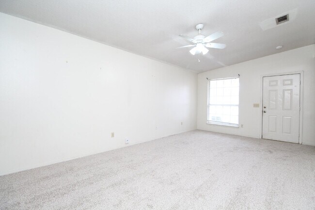 Foto del edificio - Southwest Pensacola 3BR, 2BA Patio Home Near NAS Pensacola & Blue Angel Pkwy with Fenced Backyard...