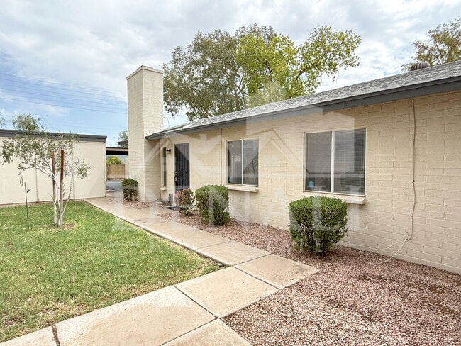 Building Photo - 1028 W Malibu Dr