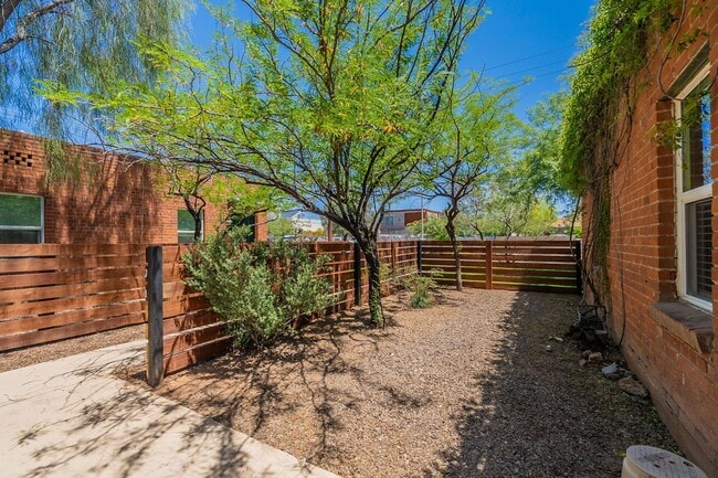 Building Photo - 305-315 N Highland Ave