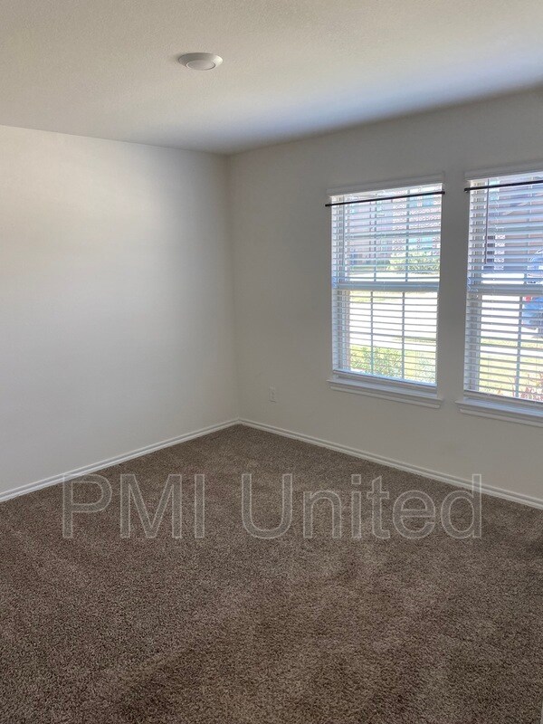 Building Photo - 4004 Huntington Dr