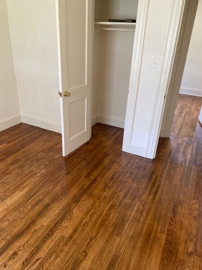 Foto del edificio - 3 Bedroom Brick Home With Hardwood Floors