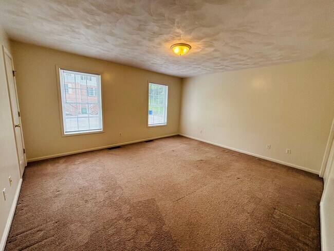 Building Photo - 2 Bedroom, 1.5 Bath Townhouse