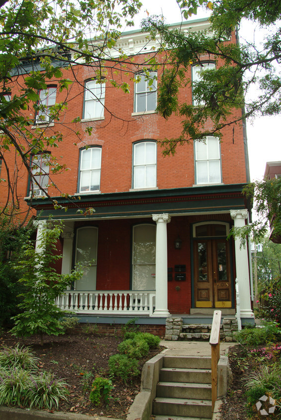 Building Photo - 905 W Grace St