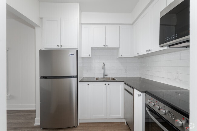 1BR, 1BA - 583SF - Kitchen - 36 River Road East