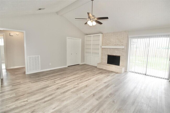 Building Photo - 2423 Quail Valley E Dr