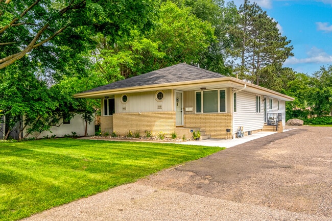 Building Photo - 4442 Vera Cruz Ave N