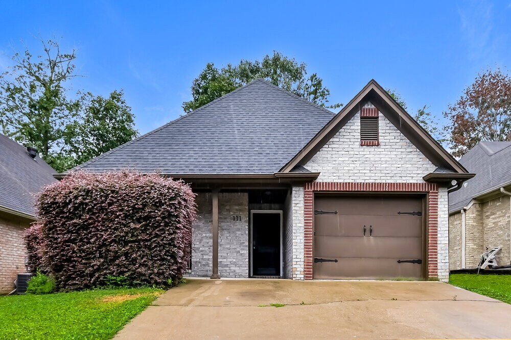 Foto principal - 111 Springdale Dr
