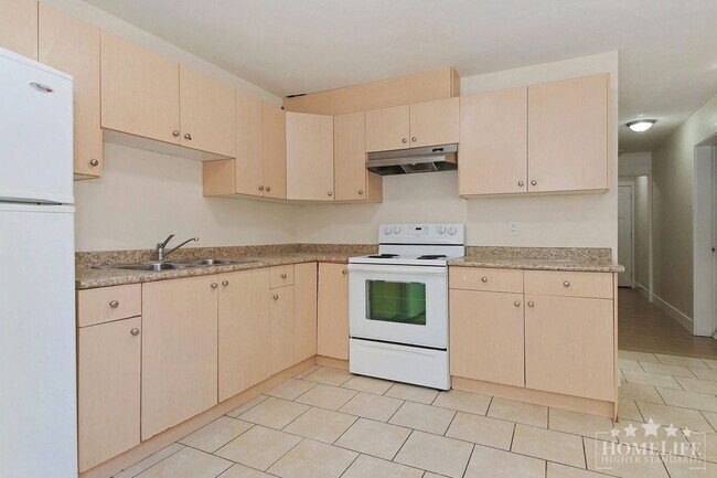 Photo du bâtiment - Bright & Spacious 2 Bedroom Basement Suite in Panorama Ridge