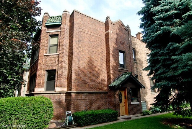 Front Front Exterior - 2050 W Berwyn Ave