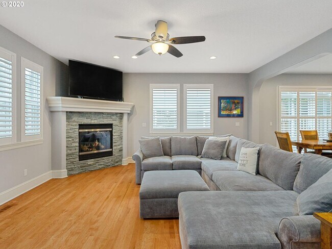 Building Photo - Updated 3 bed/2.5 Bath + Office Single Fam...