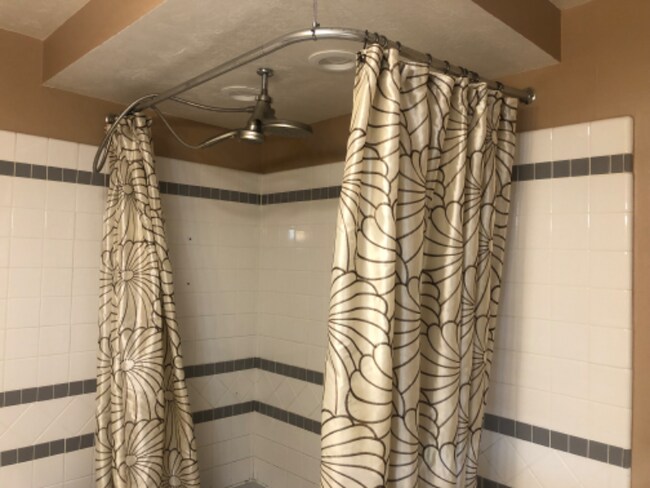 Building Photo - 628 Wilson Ave S