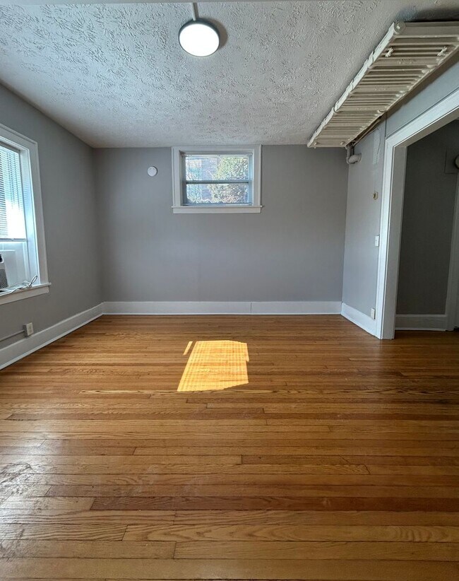 Foto del edificio - City Central Charmer with Private Entry