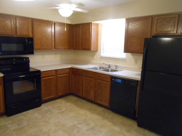Foto del edificio - 12400 Bentwood Farms Dr