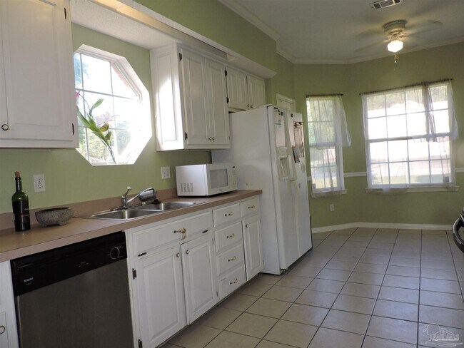 Building Photo - 6851 Cedar Ridge Dr