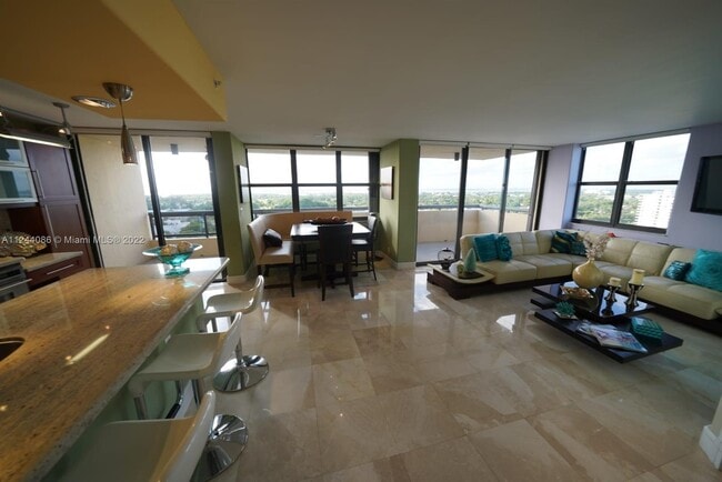 Building Photo - 2555 Collins Ave