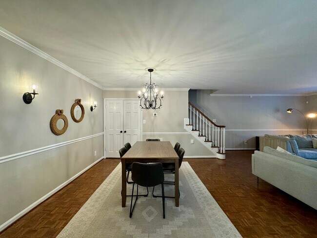 Foto del edificio - Fully Furnished 2 BR Townhouse in Chapel Hill – Utilities Included!