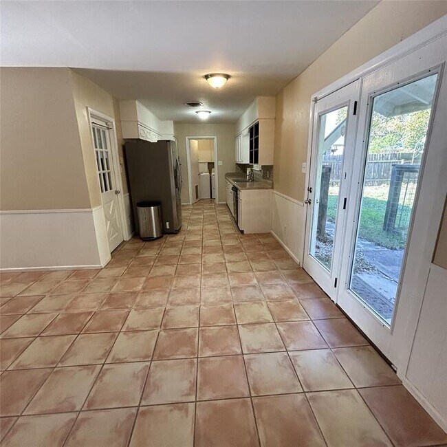 Building Photo - 2602 Roxmoor Dr